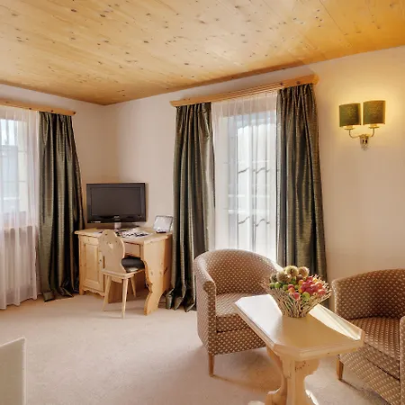 Morosani Posthotel Hotel 4*