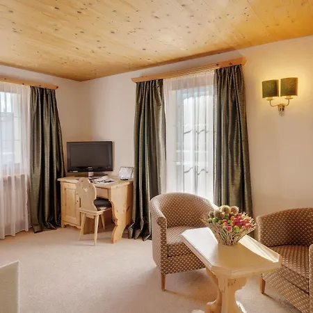 Morosani Posthotel Hotel 4*